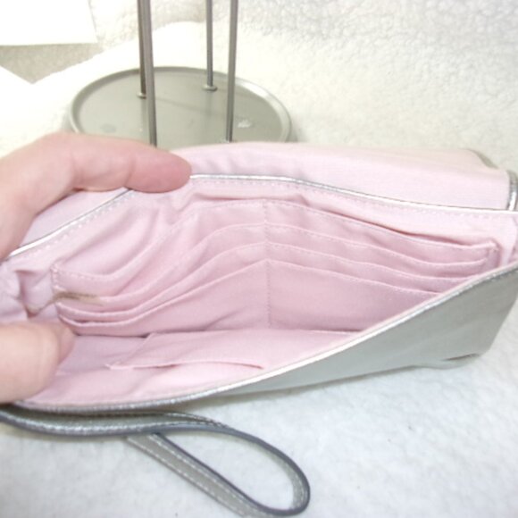 E-148 COACH PLEATED METALLIC SILVER LARGE WRISTLET - Picture 6 of 10